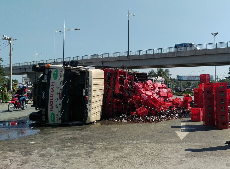 Xe chở bia bị lật, người dân giúp tài xế bảo vệ tài sản - 1 Hiện trường vụ tai nạn
