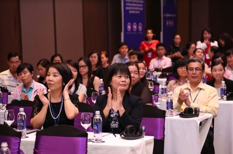 Khách mời chăm chú lắng nghe các chuyên gia phát biểu tại CHƯƠNG TRÌNH KHUYẾN NGHỊ CHU TRÌNH JOHNSON’S® GIÚP BÉ NGỦ NGON