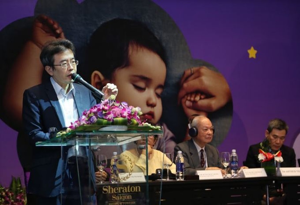 Ông Robert Kwon - Giám đốc Khoa học Johnson’s Baby khu vực Châu Á - Thái Bình Dương của công ty Johnson & Johnson phát biểu tại hội nghị