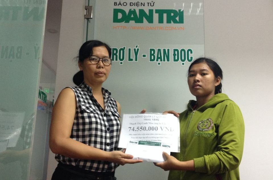 
Nhà báo Lý Thị Toàn Thắng (trái) - Trưởng văn phòng đại diện Phía Nam, trao quà tặng của bạn đọc đến chị Thạch Thị Canh Nha
