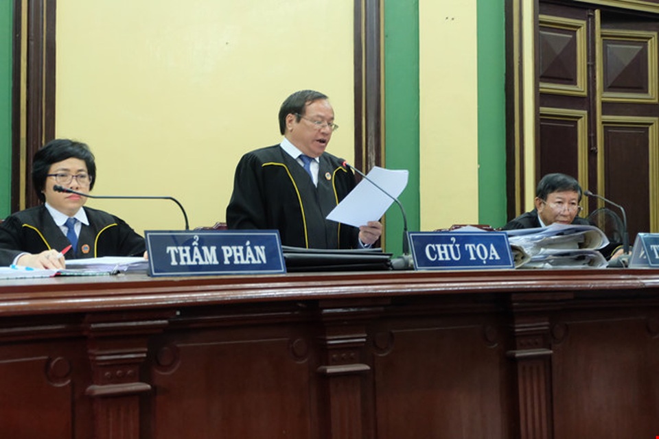 Các thẩm phán mặc áo choàng khi xét xử