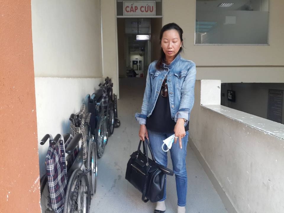 Người nhà bị đánh khi đòi bình ôxy cho bệnh nhân - 1 Chị Hà chỉ khu vực anh Nguyên bị hành hung.