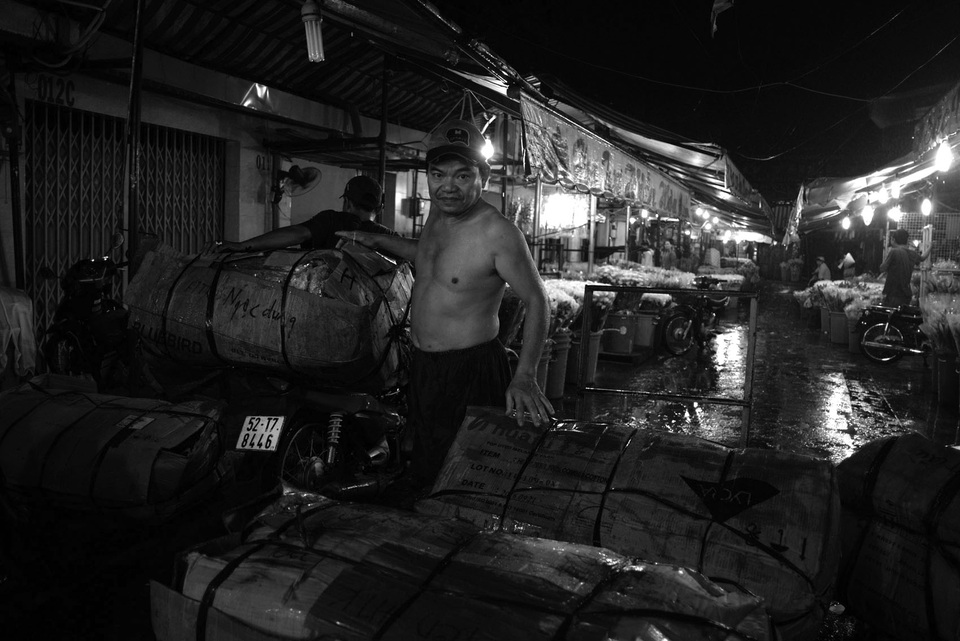 Hình ảnh lạ: Người Sài Gòn cũng đốt lửa sưởi ấm trong đêm - 10 Trong chợ hoa Hồ Thị Kỷ, trời lạnh nhưng vẫn có người mình trần bốc vác hàng hóa. Trời mưa, mặc áo để bốc vác nước ngấm vào người còn lạnh hơn”, ông Tân chia sẻ.