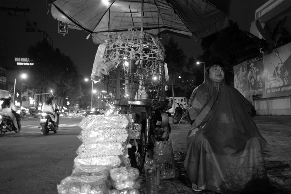 Hình ảnh lạ: Người Sài Gòn cũng đốt lửa sưởi ấm trong đêm - 4
Ông Nguyễn Văn Chánh (45 tuổi, quê Bình Định) vào Sài Gòn đi bán kẹo dọc các ngã tư. Mỗi ngày, ông Chánh bán từ 9 giờ tối hôm trước đến 6 giờ sáng hôm sau.