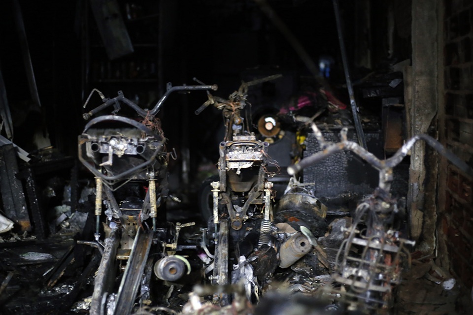 
Nhiều xe máy cháy rụi trong nhà.
