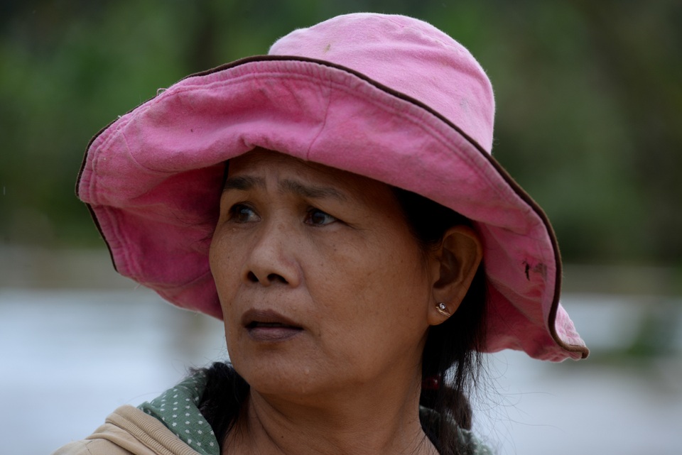 Những ánh mắt thờ thẫn, mệt mỏi vì chống chọi với lũ lụt của người dân Bình Định.