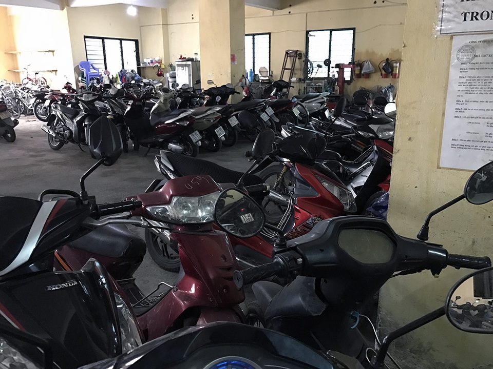 Bãi giữ xe dưới tầng hầm nhưng được ông Phúc tận dụng để dụng cụ và sửa xe ô tô, nấu ăn ngay tại chỗ dù quy định không cho phép