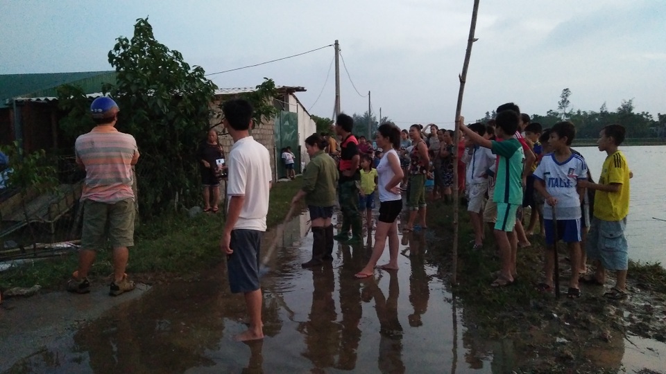 Lãnh đạo xã xin lỗi dân vì trại gà gây ô nhiễm - 1 Rất đông người dân thôn Tân Lộc, xã Thạch Hạ đã đứng trước trại gà gây ô nhiễm yêu cầu doanh nghiệp phải di dời đến địa điểm khác