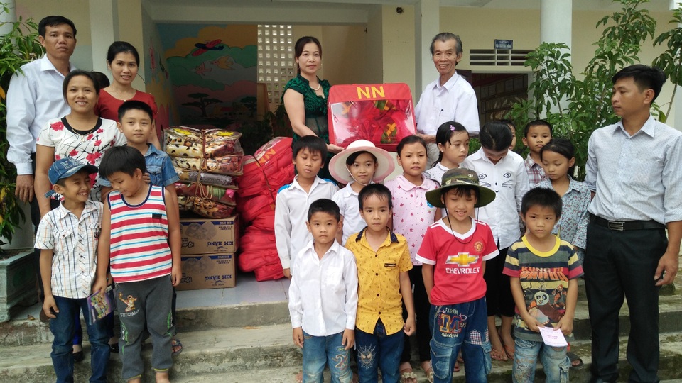 Nhà báo Duy Thảo, Trưởng Văn phòng đại diện Báo Dân trí Bắc miền Trung đã trực tiếp trao quà giúp trường Tiểu học Đức Giang, huyện Vũ Quang với tổng giá trị 26.700.000 đồng