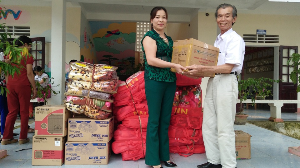 Quỹ Nhân ái cứu trợ lũ lụt đến với các em học sinh trường Tiểu học Đức Giang - 2