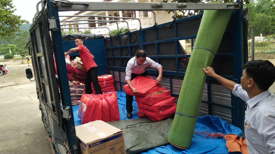 Ban giám hiệu nhà trường tiếp nhận hàng cứu trợ của Báo Dân trí