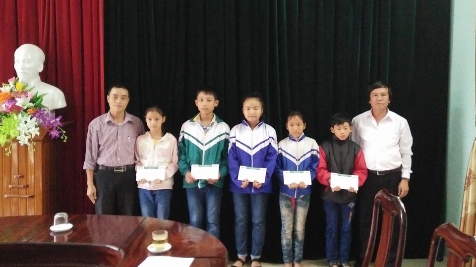 Các em học sinh nhận quà giúp đỡ của nhà hảo tâm (mỗi suất 1.500.000 đồng)