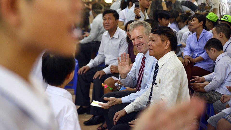 
Nhân dịp Trung thu, Đại sứ Ted Osius đã đến thăm và tặng quà cho các trẻ em bị nhiễm chất độc da cam tại Làng Hữu Nghị Việt Nam (huyện Hoài Đức, Hà Nội).
