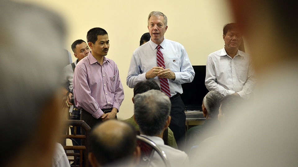 
Ông vui vẻ chuyện trò cùng các bác cựu chiến binh bằng tiếng Việt. Tôi sẽ cố gắng học tiếng Việt tốt hơn nữa để có thể nói chuyện với các bác vào những chuyến ghé thăm tới. Đại sứ Mỹ Ted Osius nói.
