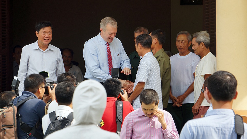 
Chúng tôi luôn cố gắng để hàn gắn mọi vết thương mà quá khứ để lại, sẽ làm mọi điều để khép lại quá khứ. Và tôi nghĩ rằng đây là một nơi biểu tượng cho hòa bình và hòa giải, ông nói khi tay nắm chặt tay một cựu chiến binh Việt Nam.
