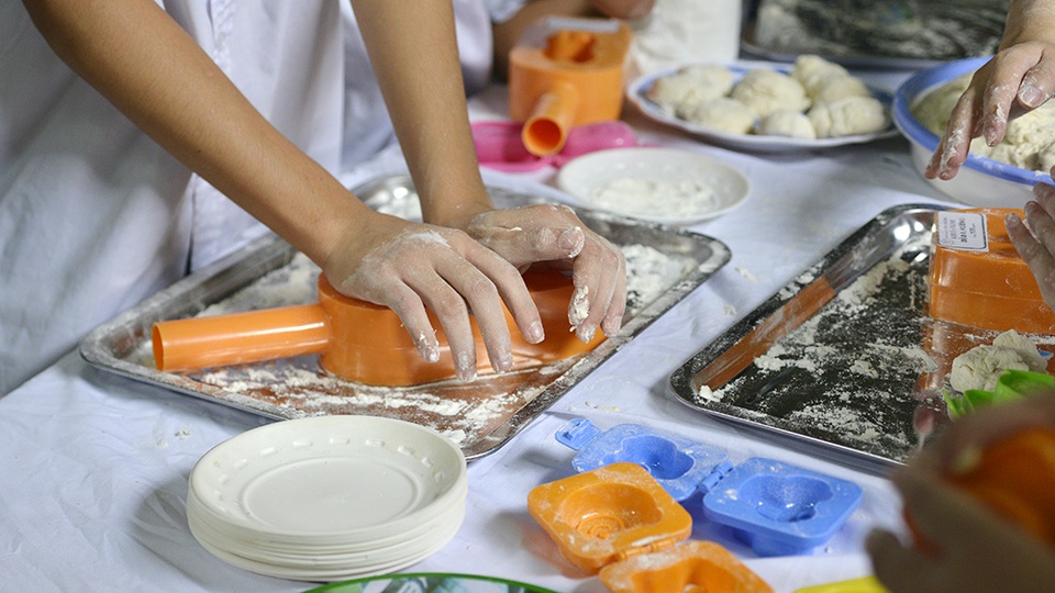 
Đại sứ Osius cho biết ông mong các trẻ em tại Làng được chăm sóc, nuôi dưỡng tốt như bao em nhỏ khác. Các em có quyền được vui chơi, đến trường và cảm nhận tình yêu thương của tất cả mọi người xung quanh, ông nói.
