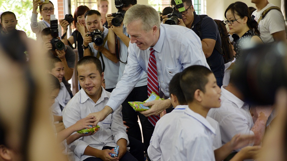 
Ông Osius trao các phần quà tới tay các em nhỏ.
