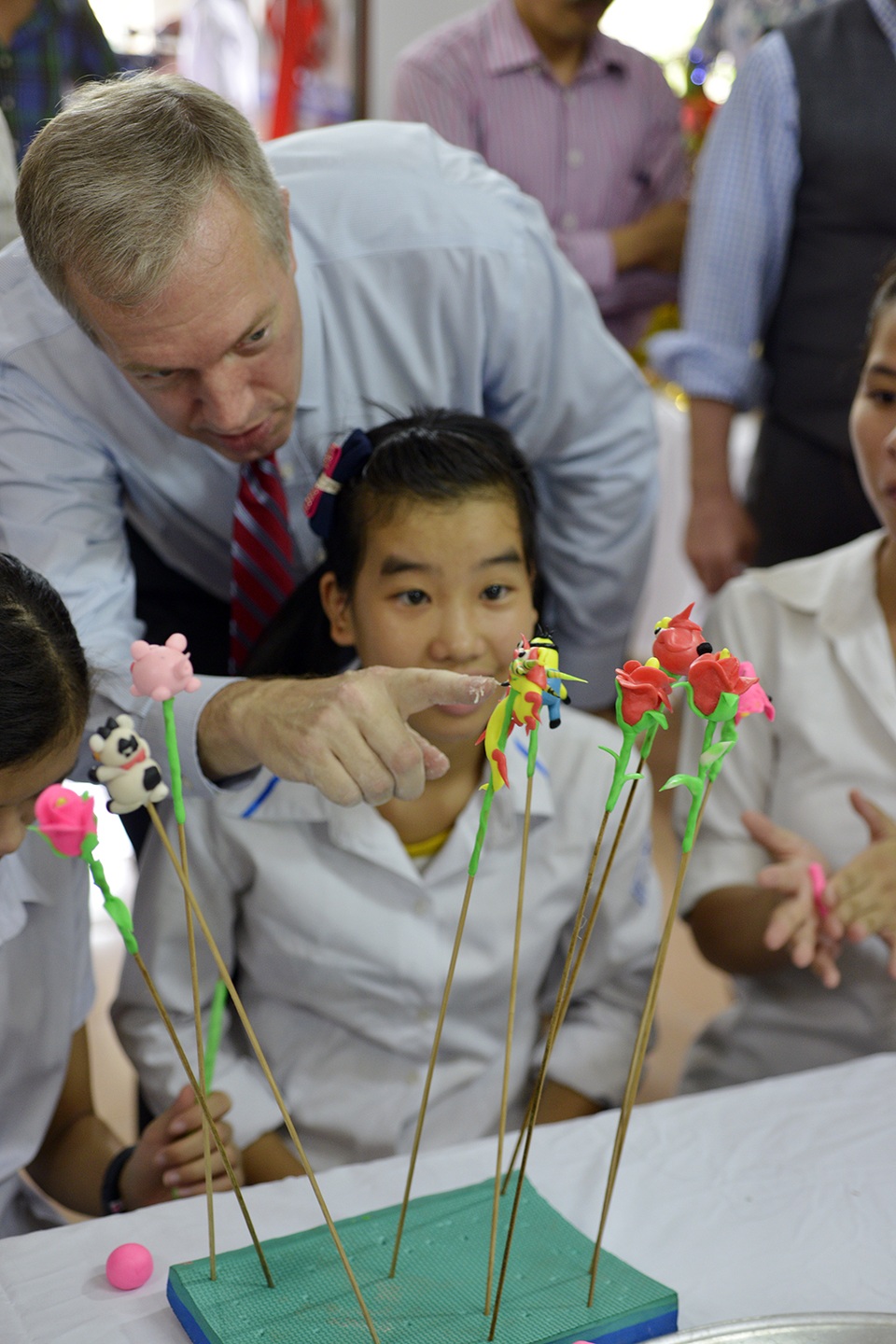 
Đại sứ Mỹ thích thú với những bông hoa, con vật được nặn từ bột gạo dẻo.
