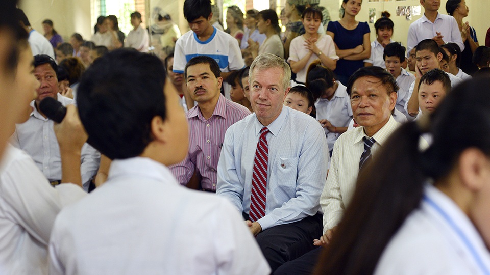 
Ông chăm chú ngồi lắng nghe ca khúc Trái đất này là của chúng mình do các em nhỏ tại Làng Hữu Nghị biểu diễn.
