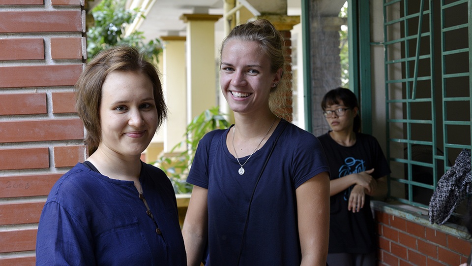 Các bạn trẻ tình nguyện người nước ngoài cũng cùng tham gia các chương trình vui Tết Trung thu lại Làng Hữu Nghị Việt Nam.