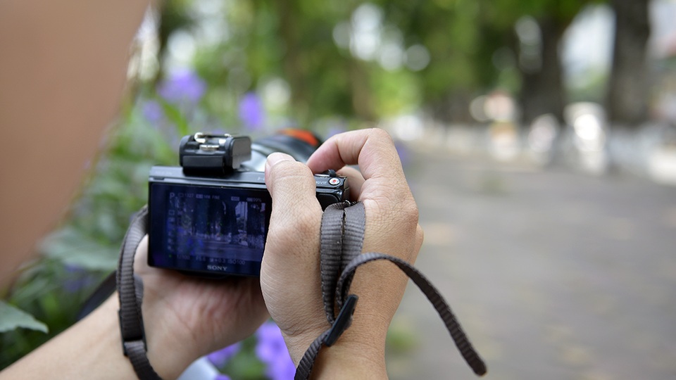 
Nhiều bạn trẻ hay tin hàng cây sẽ không còn trong nay mai đã tranh thủ ghé qua chụp hình để lưu lại làm kỷ niệm.
