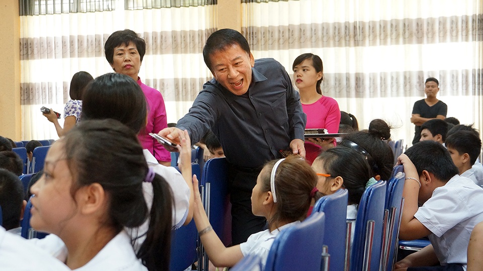 
Đại sứ Ryotaro Sugi tặng quà cho các học sinh.
