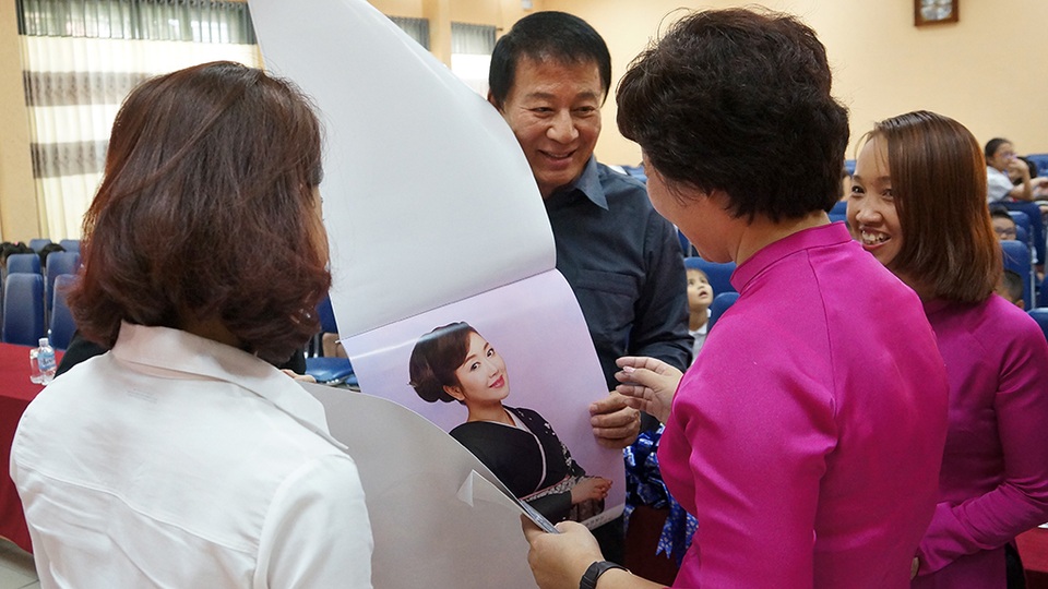 
Đại sứ Ryotaro Sugi tặng trường cuốn lịch có in hình các thiếu nữ Nhật Bản trong trang phục truyền thống. Trang phục truyền thống Nhật Bản cũng đẹp như áo dài của phụ nữ Việt Nam, ông nói với các cô giáo trường Nguyễn Đình Chiểu.
