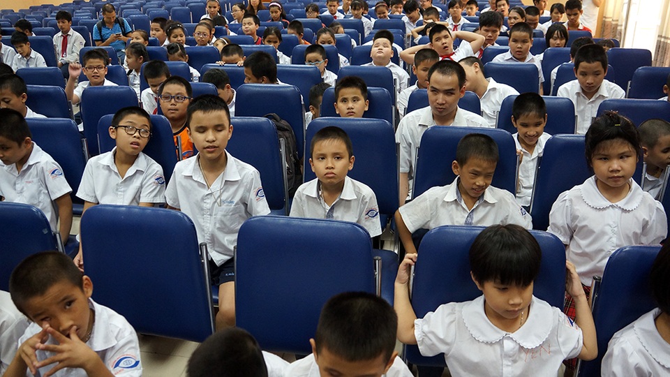 Trường PTCS Nguyễn Đình Chiểu (Hà Nội) hiện có 1.747 học sinh, trong đó có 213 em khiếm thị. Nhiều cháu có hoàn cảnh gia đình khó khăn và ở xa trường nên phải ở nội trú.