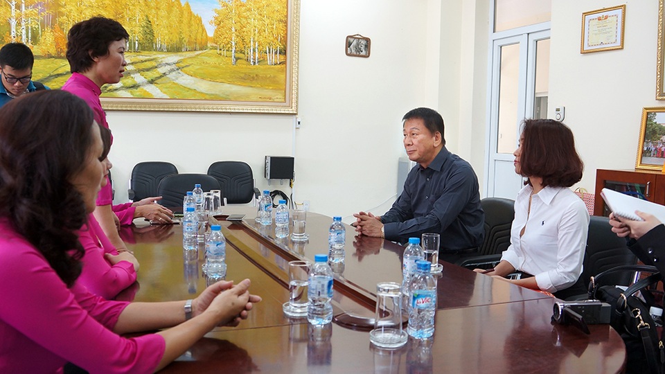 Đại sứ Ryotaro Sugi lắng nghe lãnh đạo trường chia sẻ những khó khăn mà thầy và trò đang phải cố gắng vượt qua.