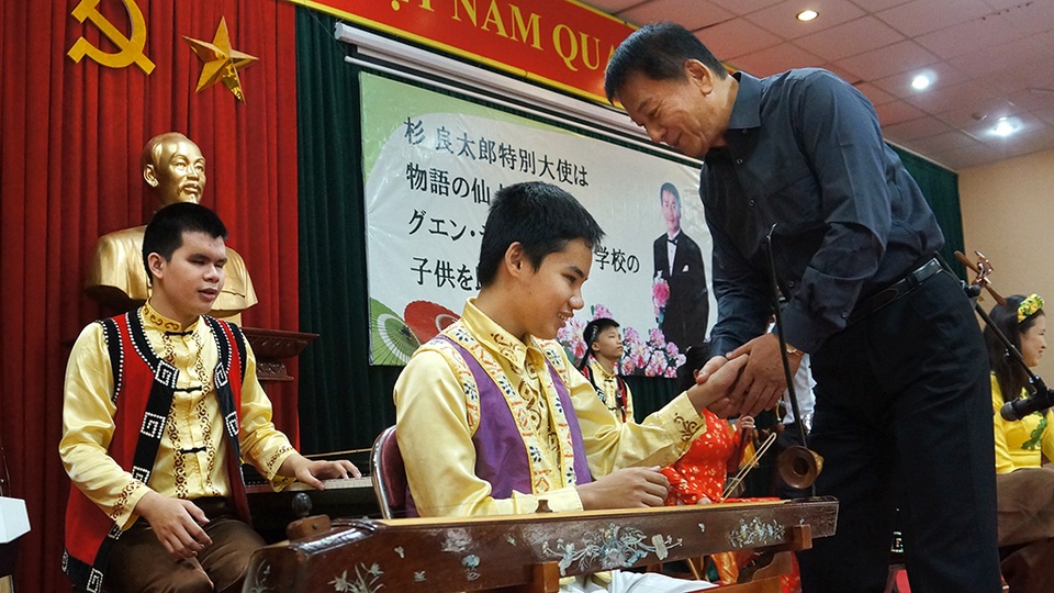 
Đại sứ Ryotaro Sugi nắm tay các học sinh, động viên các em vượt qua khó khăn để vươn lên trong cuộc sống.
