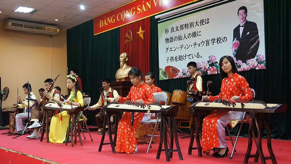 
Để chào mừng Đại sứ Ryotaro Sugi quay lại thăm trường, các em khiếm thị đã trình diễn những tiết mục văn nghệ bằng nhạc cụ dân tộc, trong đó có cả các bản nhạc dân tộc của Nhật Bản.
