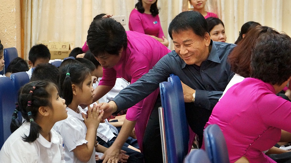
Chúng ta hãy đặt địa vị của mình vào các em để thấy các em thiệt thòi như thế nào. Chính vì vậy tôi sẽ cố gắng quan tâm, đóng góp các cơ sở vật chất tốt hơn nữa để bù đắp những thiệt thòi mà các em đang phải trải qua và để các em được sống tốt hơn, ông chia sẻ với phóng viên trong chuyến thăm.
