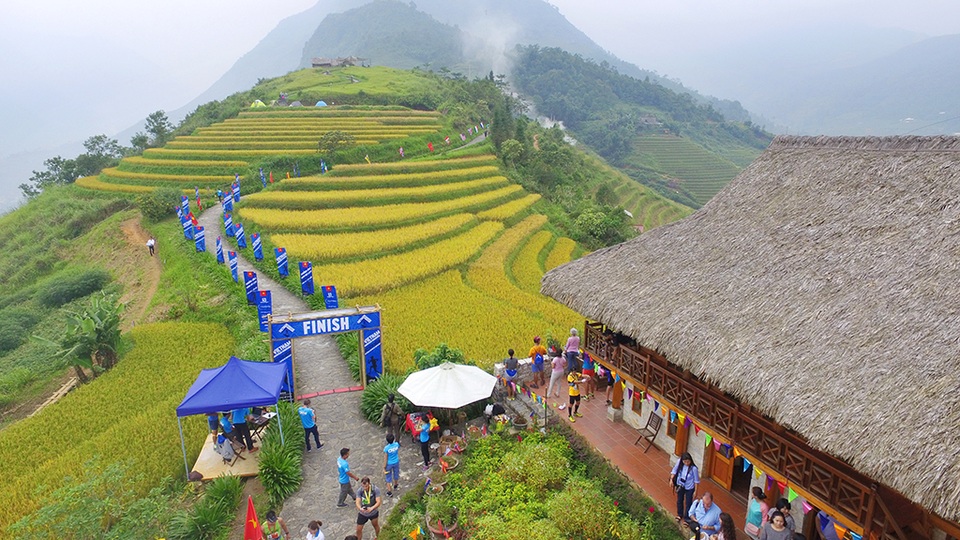 
Đích đến của tất cả các chặng đua trong ngày 24/9 là Topas Ecolodge - một khu nghỉ dưỡng có khung cảnh thơ mộng với những thửa ruộng bậc thang lúa chín vàng rực bao quanh.
