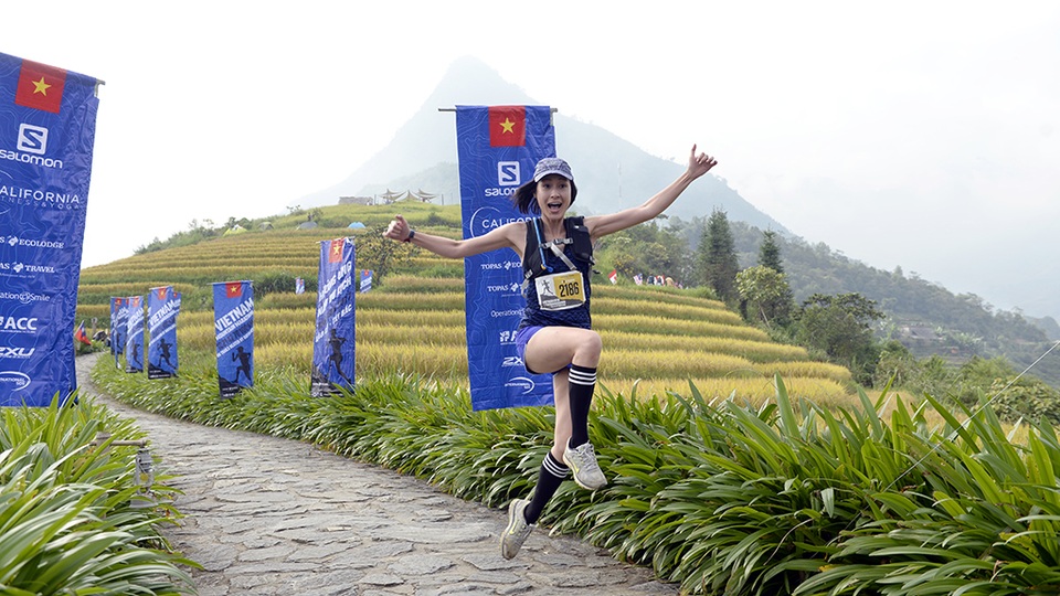 
Nữ diễn viên điện ảnh người Mỹ gốc Việt Kathy Uyên vui mừng về đích khi cô hoàn thành đường chạy 21km.
