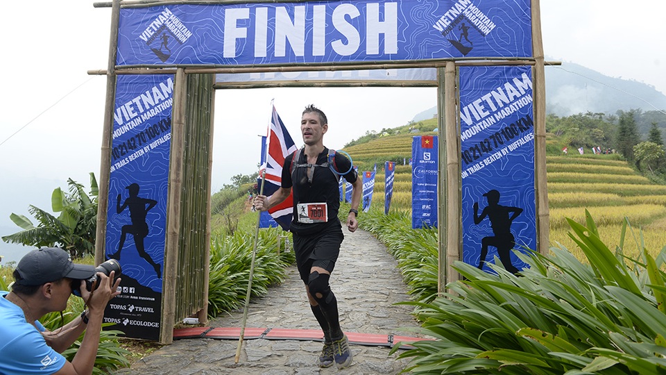 
Đại sứ Anh Giles Lever cầm quốc kỳ Anh trên tay khi cán đích. Tôi rất vui vì được tham gia sự kiện Vietnam Moutain Marathon 2016 này. Tất cả mọi người, những ai đam mê thể thao, những ai đam mê bộ môn chạy việt dã thì nên thử sức mình ở những đường chạy ở Sapa. Cảnh tượng ở đây vô cùng đẹp và tuyệt vời. Nếu có điều kiện tôi sẽ tham gia vào năm tới với cự ly xa hơn, ông chia sẻ.
