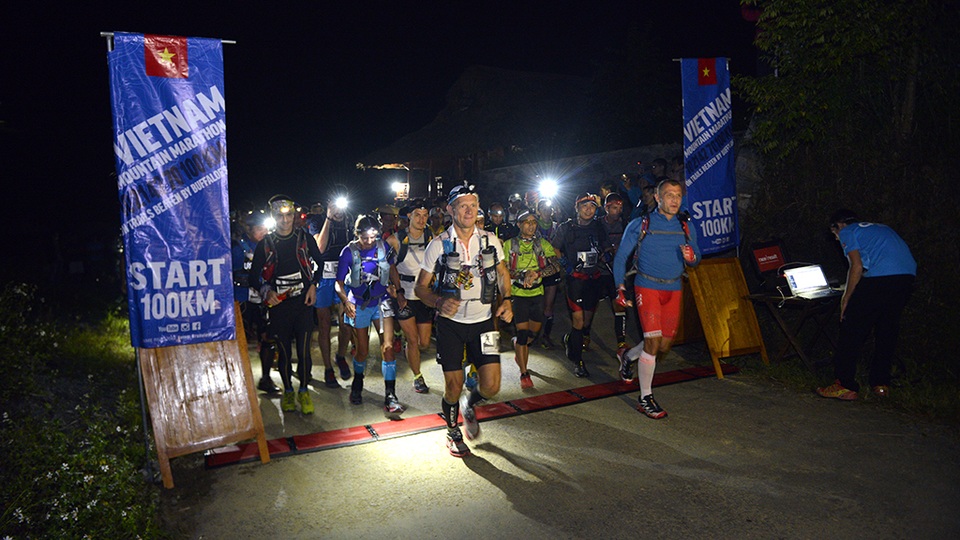 
Chặng đua khốc liệt và nhiều thử thách nhất là đường chạy 100 km. 90 vận động viên đã xuất phát từ 23 giờ đêm ngày 23/9 nhưng cuối cùng chỉ có 36 người hoàn thành trọn vẹn chặng đua.
