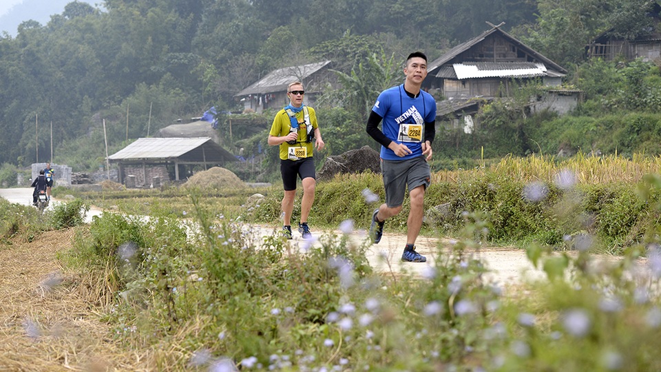 
Ở đường chạy 100 km, các vận động viên hiếm khi được chạy trên những đoạn đường bê tông bằng phẳng như thế này.

