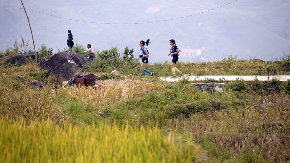 
Phong cảnh và con người Sapo luôn cuốn hút sự thích thú của những người tham gia giải chạy.
