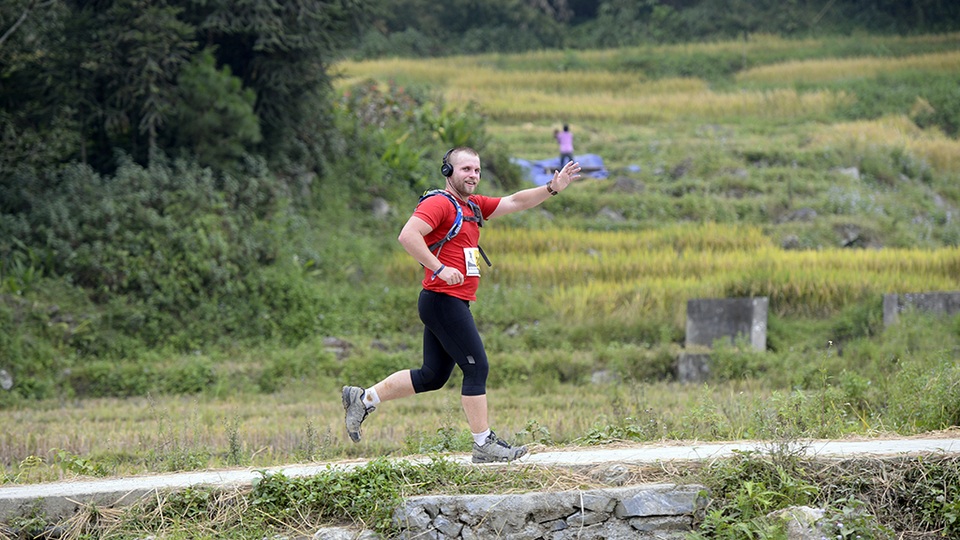 Vận động viên thân thiện chào người dân những nơi họ chạy qua.