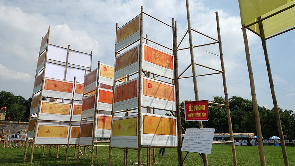 
Khu vực giới thiệu Sắc phong các Vương triều Việt Nam, phong Thánh cho Thành hoàng làng Bát Tràng.
