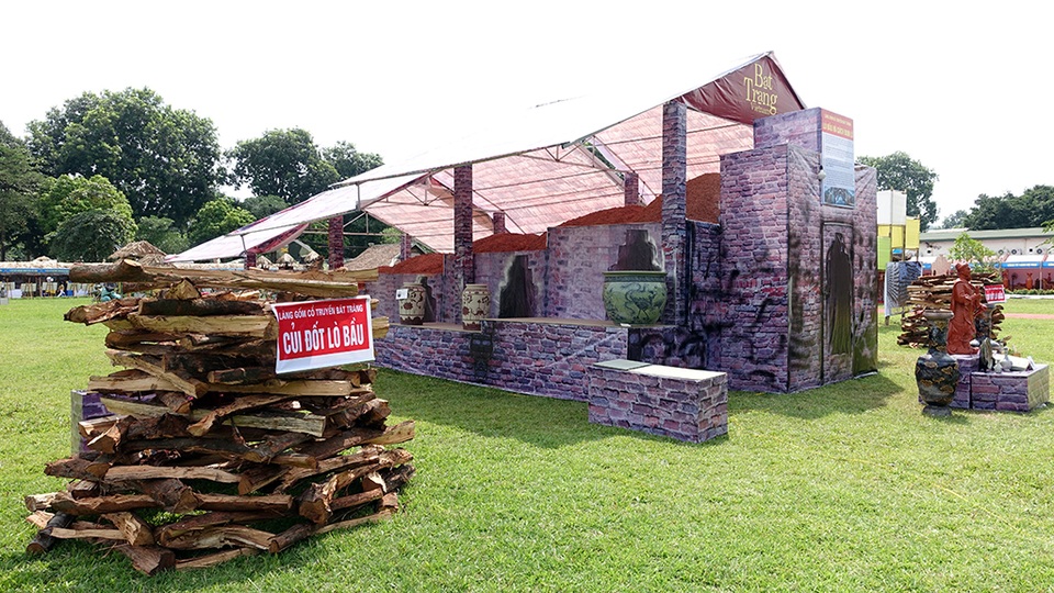 Một mô hình lò nung gốm truyền thống của làng nghề Bát Tràng được phục dựng trong không gian Hội chợ.