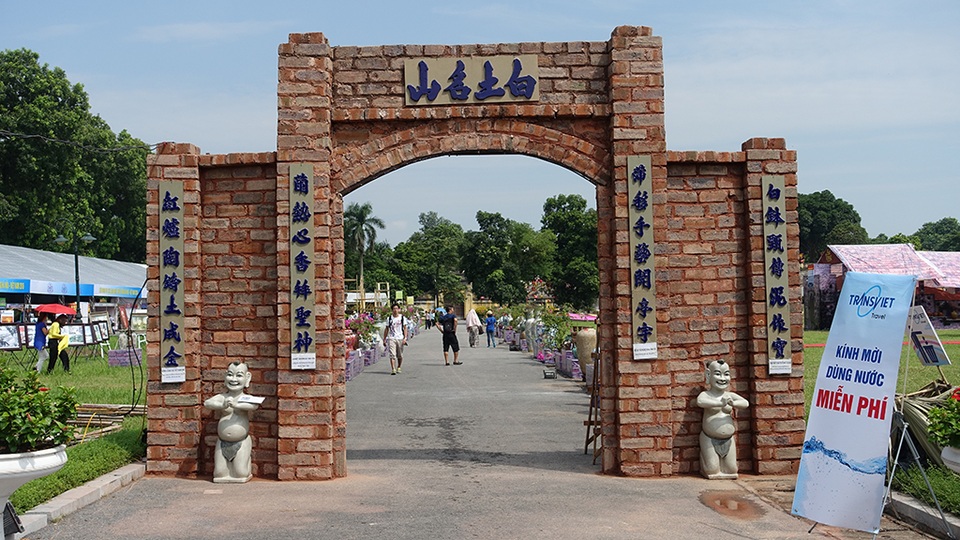 
Liên hoan du lịch làng nghề năm nay đã có sự đổi mới nhất định, để theo kịp sự vận động phát triển và hướng đến nhu cầu khách du lịch. Đây là sản phẩm của sự phối hợp hiệu quả giữa UBND thành phố Hà Nội và Bộ Nông nghiệp và Phát triển Nông thôn, là một trong những hình mẫu cho sự phối hợp giữa các Bộ, ban, ngành và địa phương để cùng chung tay góp sức cho sự nghiệp phát triển ngành du lịch nói riêng và phát triển kinh tế nói chung. Ông Ngô Văn Quý, Phó Chủ tịch Uỷ ban nhân dân thành phố Hà Nội cho biết.
