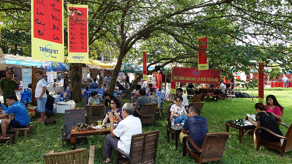 
Thời tiết Hà Nội mấy nắng nóng nên khu vực các gian hàng giải khát và ăn uống rất hút khách.
