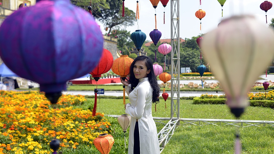 Do không gian của hội chợ được bài trí đẹp mắt bàng những vật dụng và sản phẩm truyền thống nên đã thu hút giới trẻ tụ tập về đây chụp hình.