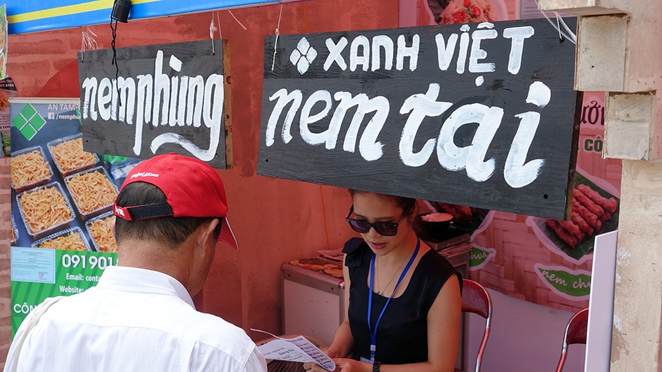 Một quầy hàng nem Phùng cũng nhận được sự quan tâm của khách tham quan.