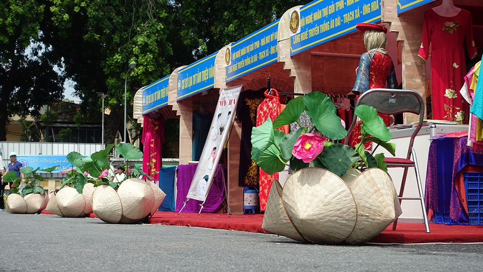 Không gian Hội chợ được bài trí khá bắt mắt với những chi tiết hoa sen kết hợp với nón lá.