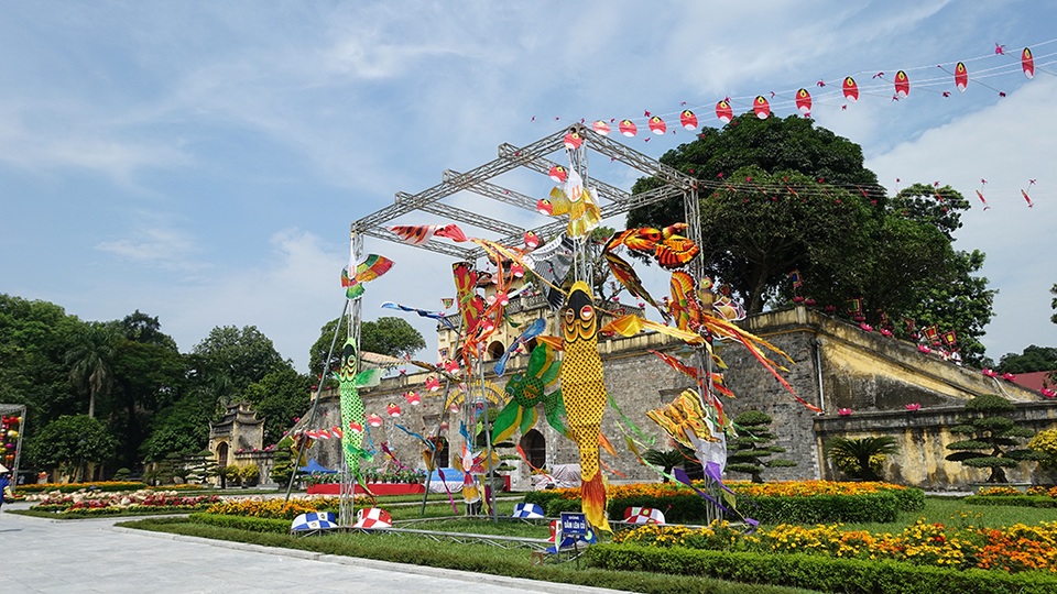 
Khu vực trung tâm của Hội chợ, một số sản phẩm đặc trưng của các làng nghề được trưng bày trang trọng tại đây.
