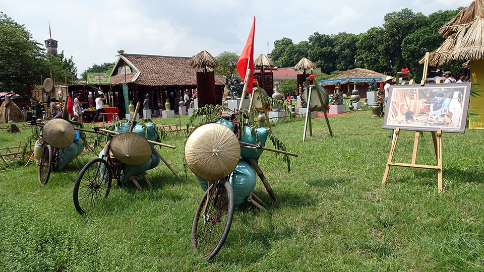 Hình ảnh xe đạp thồ gần gũi gắn liền với nền nông nghiệp lúa nước của Việt Nam cũng có mặt.