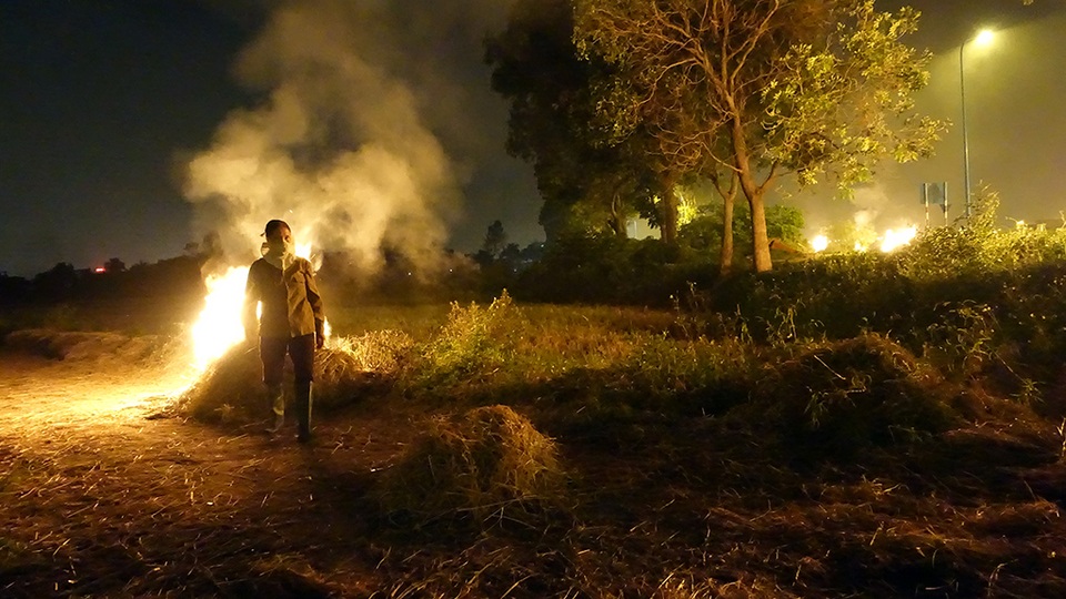 
Ở nhà cũng chẳng đun đến rơm rạ vì đã có bếp ga. nên giờ phải đánh đống đốt đi lấy tro bón ruộng trong vụ hoa màu sắp tới thôi, người nông dân trong ảnh cho biết.
