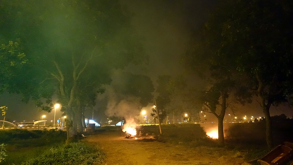 
Có nơi, mật độ các đống đốt rơm rạ, cây cỏ khá dày đặc...
